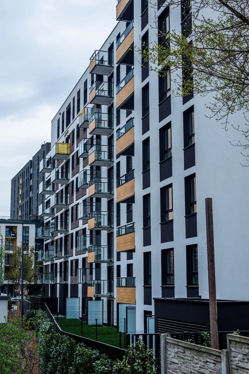 Peyzaj alanları bulunan modern bir toplu konut sitesi