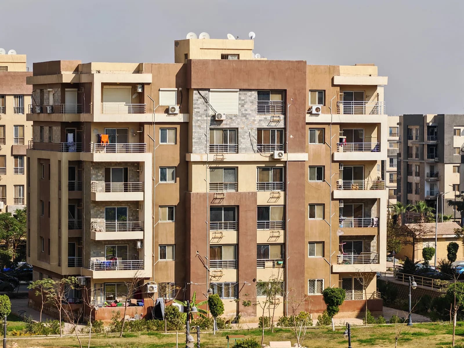 Yeşil alanlarla çevrili modern apartman binası