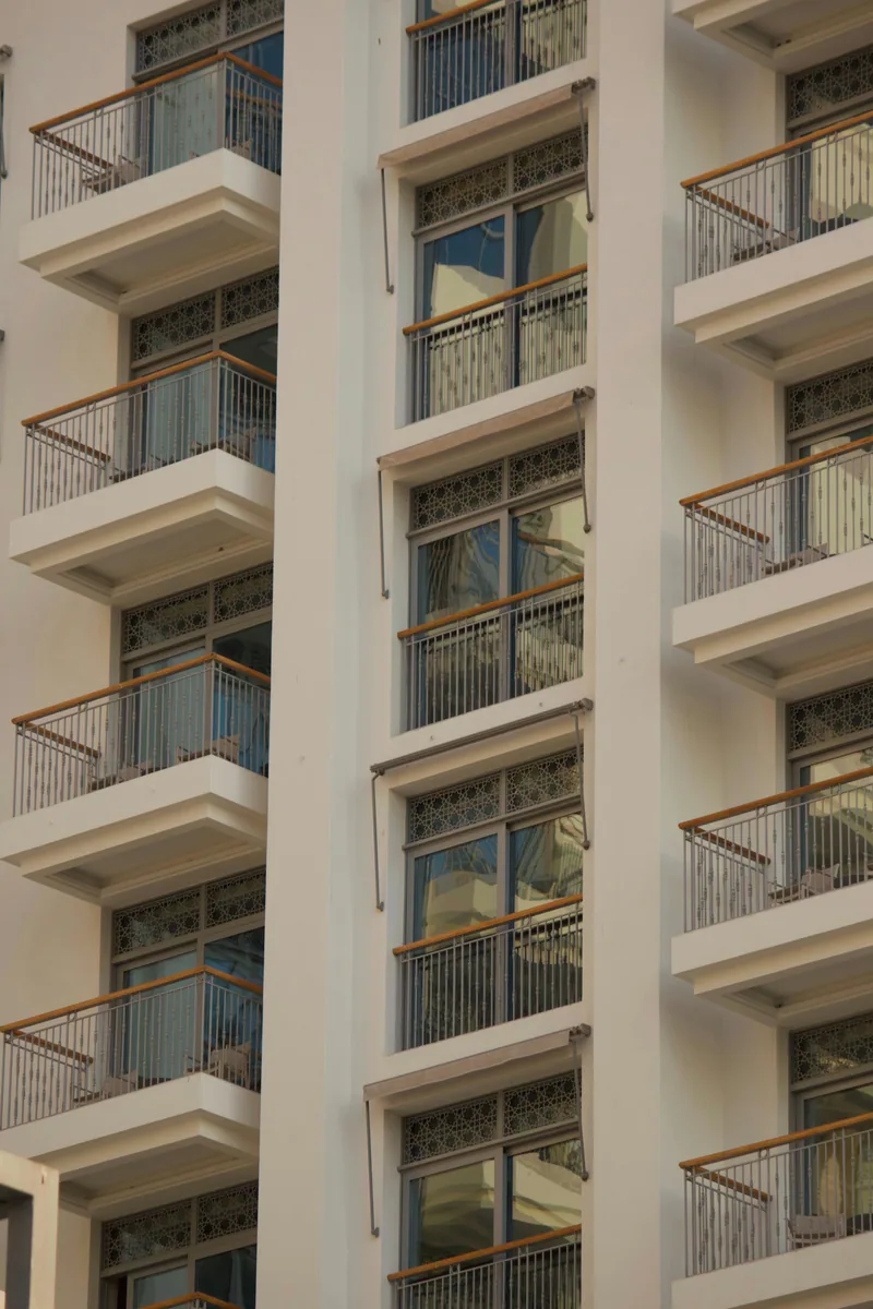 Cam balkonları bulunan modern apartman cephesi