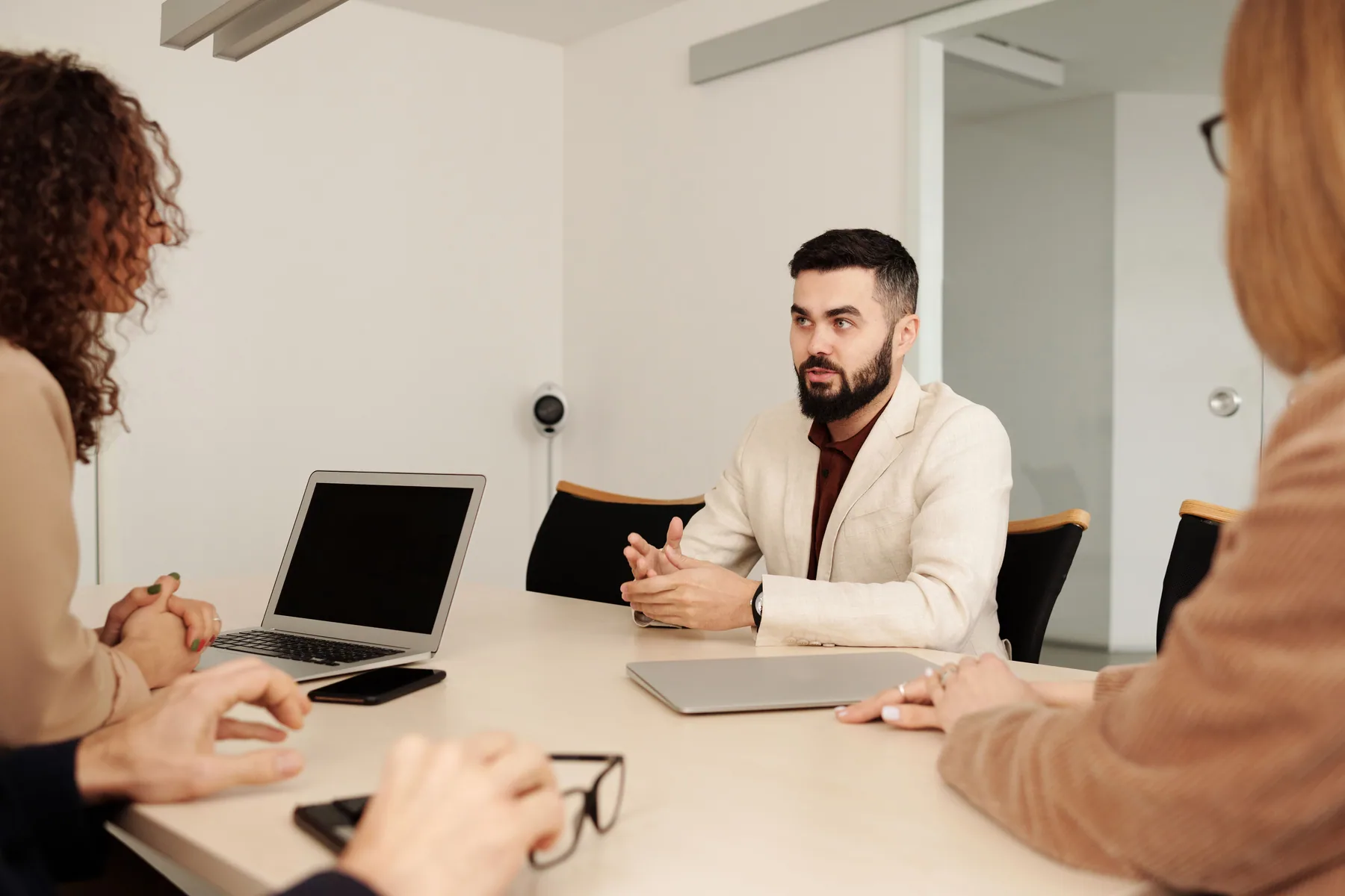 Yönetim planını değerlendiren profesyonel ekip